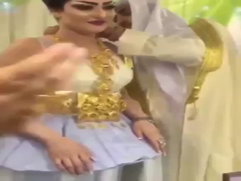 اضغط لمشاهدة الفيديو: عريس خليجي يزين عروسه بكمية كبيرة من الذهب!